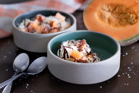 Kokos-Joghurt-Eis mit Schokosoße | fructosefrei, laktosefrei, zuckerfrei