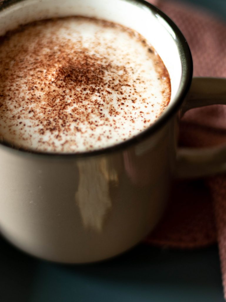 Tasse heiße Schokolade mit Milchschaum