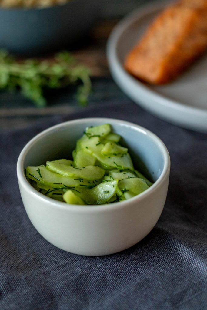 Gurkensalat in einer kleinen Schüssel