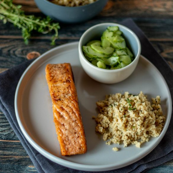 Gebratener Lachs mit Kräuter-Couscous und Gurkensalat | fructosefrei, laktosefrei, zuckerfrei