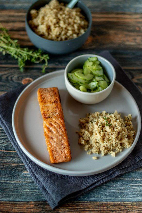 Gebratener Lachs mit Kräuter-Couscous und Gurkensalat | fructosefrei, laktosefrei, zuckerfrei