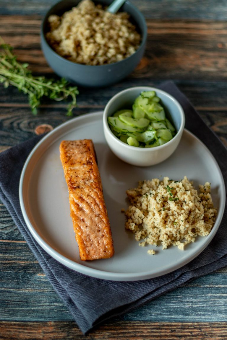 Gebratenes Lachsfilet mit Kräuter-Couscous und Gurkensalat - HOL.EAT ...
