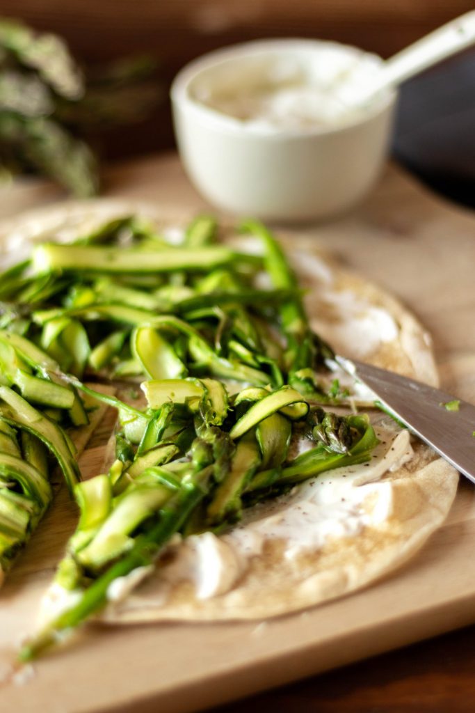 Nahaufnahme Flammkuchen mit grünem Spargel