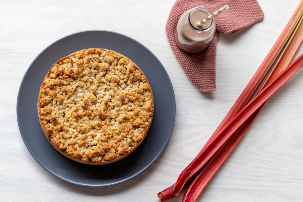 Rhabarberkuchen von oben fotografiert