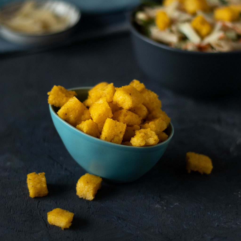 Schale mit Polenta-Croutons