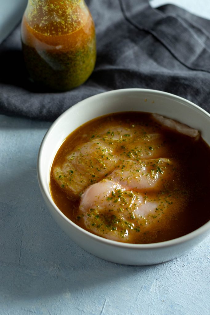 eine Schüssel mit mariniertem Hähnchenfleisch