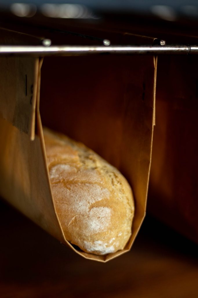 Dinkelbaguette in der Baguette-Hängematte