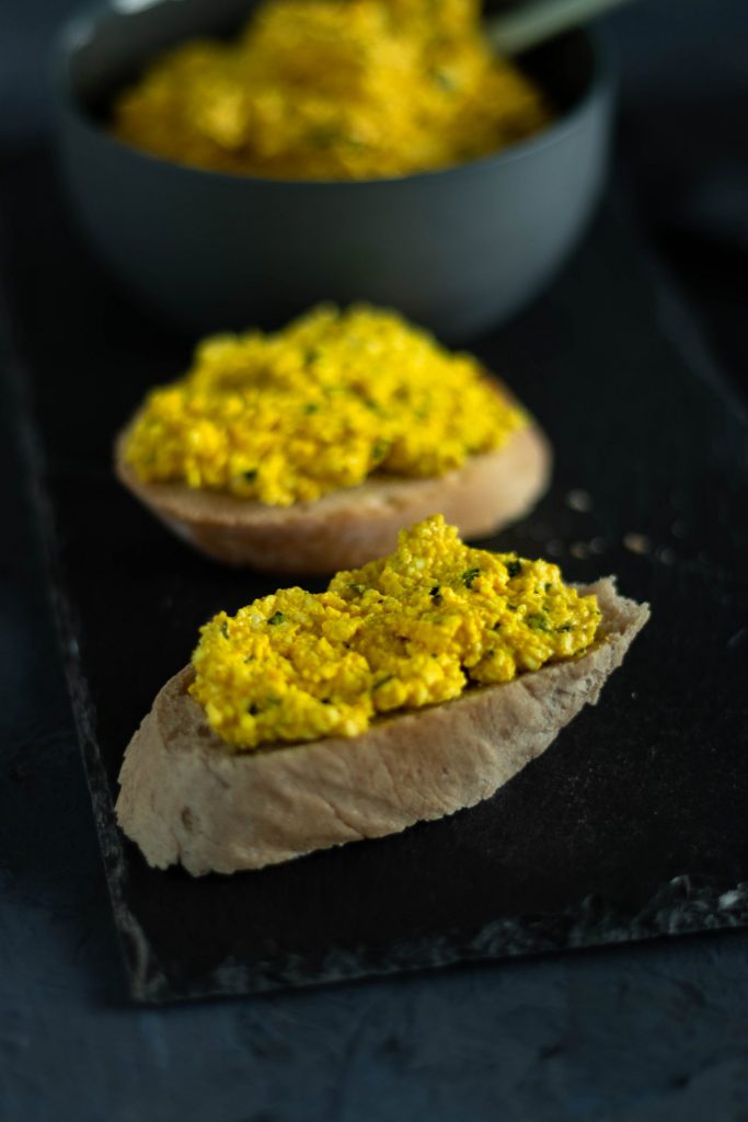 zwei Scheiben Brot mit Kurkuma-Feta-Aufstrich