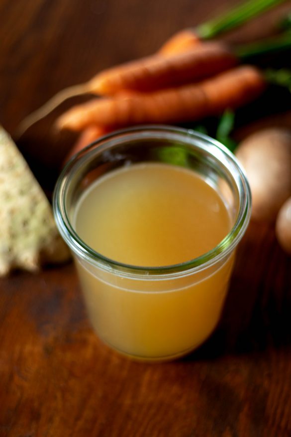 Gemüsebrühe im Glas