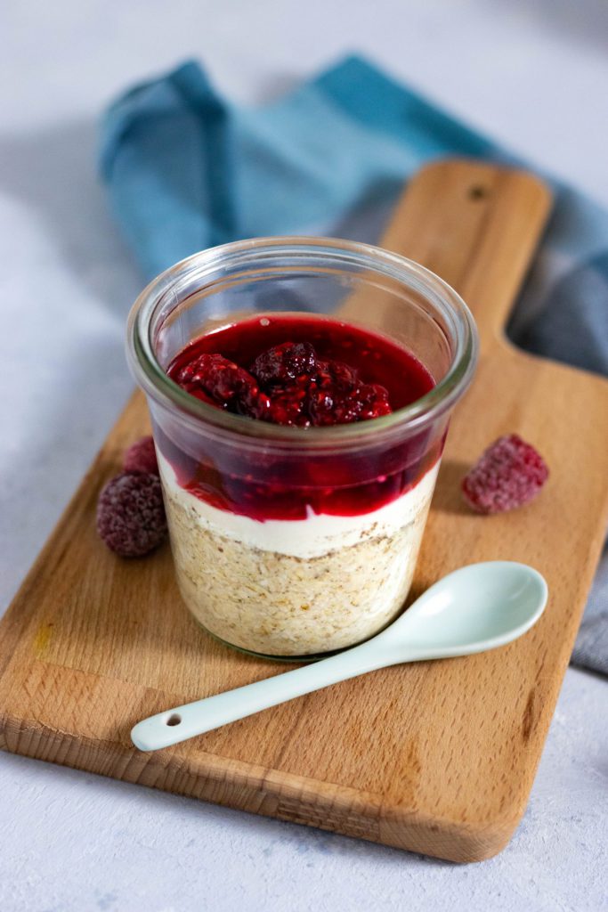 Overnight Oats mit heißen Himbeeren