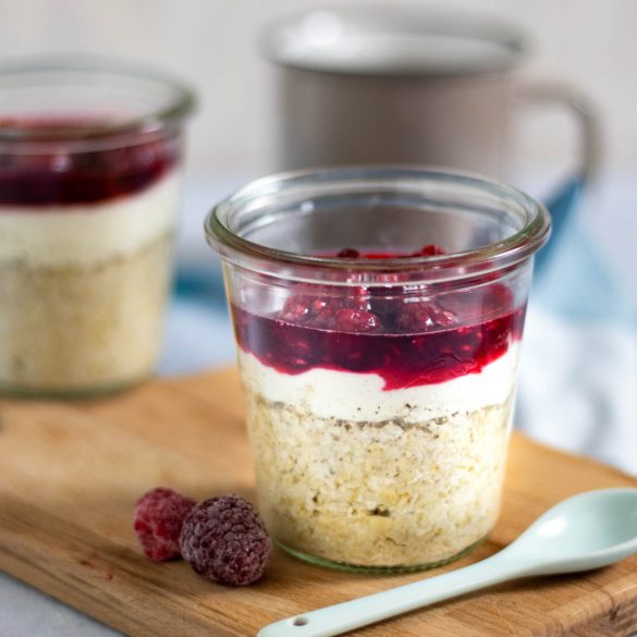 Overnight Oats mit heißen Himbeeren