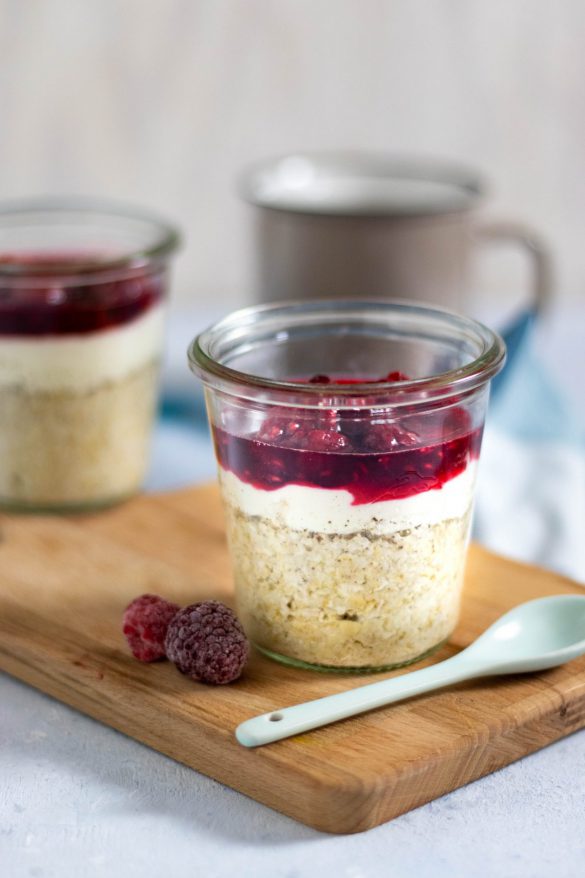 Overnight Oats mit heißen Himbeeren
