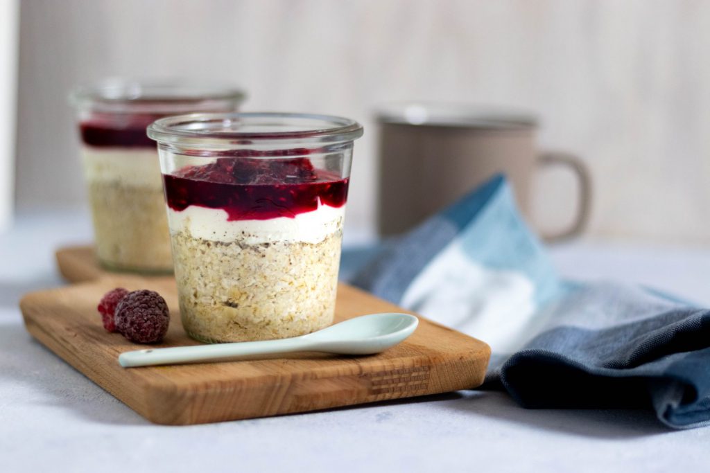 Overnight Oats mit heißen Himbeeren