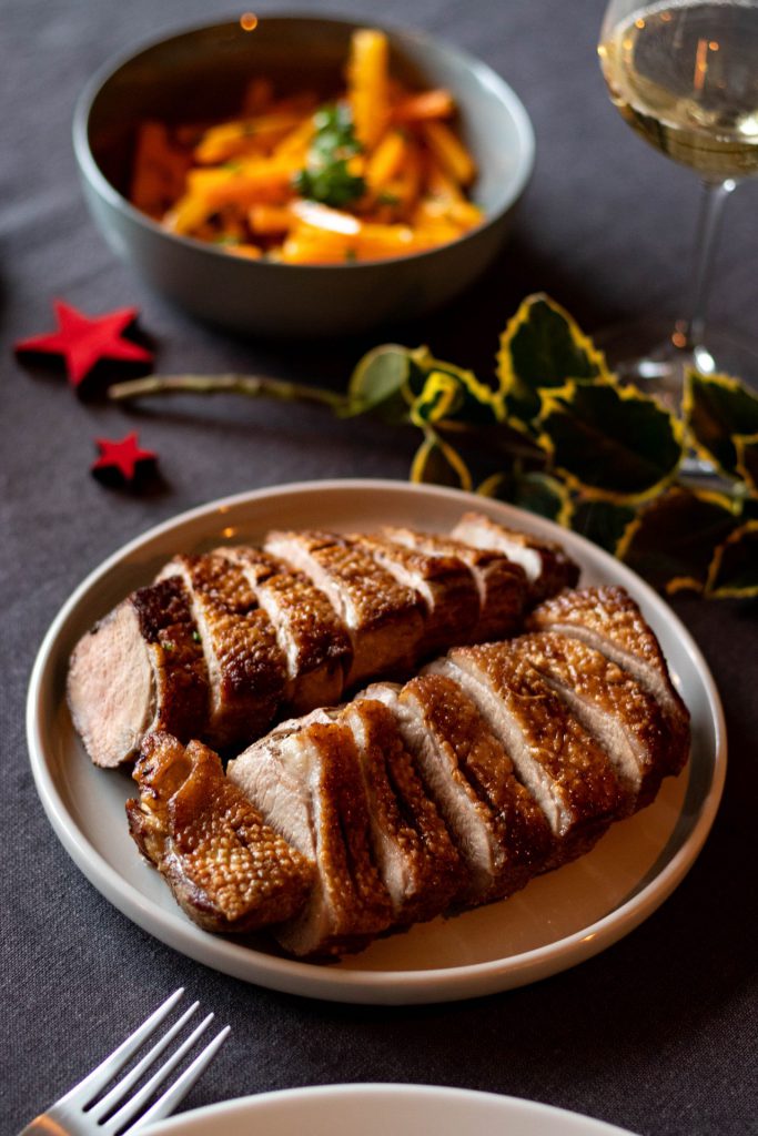 Entenbrust mit Rotweinsoße, Serviettenknödel und Buttermöhren