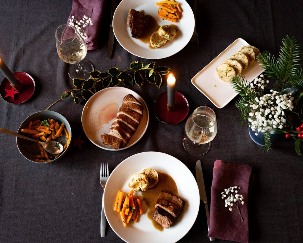 Entenbrust mit Rotweinsoße, Serviettenknödel und Buttermöhren