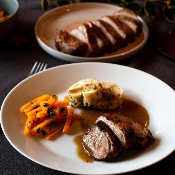 Entenbrust mit Rotweinsoße, Serviettenknödel und Buttermöhren