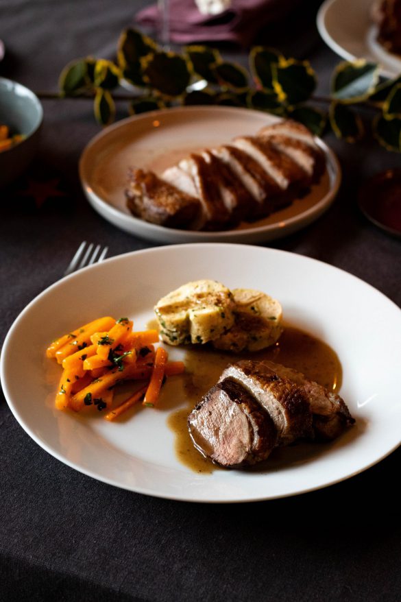 Entenbrust mit Rotweinsoße, Serviettenknödel und Buttermöhren