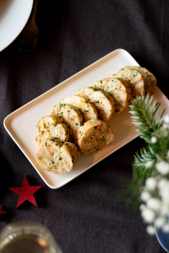 Entenbrust mit Rotweinsoße, Serviettenknödel und Buttermöhren