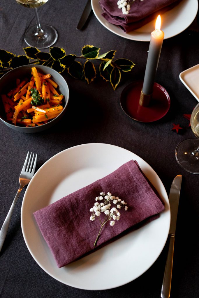 Entenbrust mit Rotweinsoße, Serviettenknödel und Buttermöhren