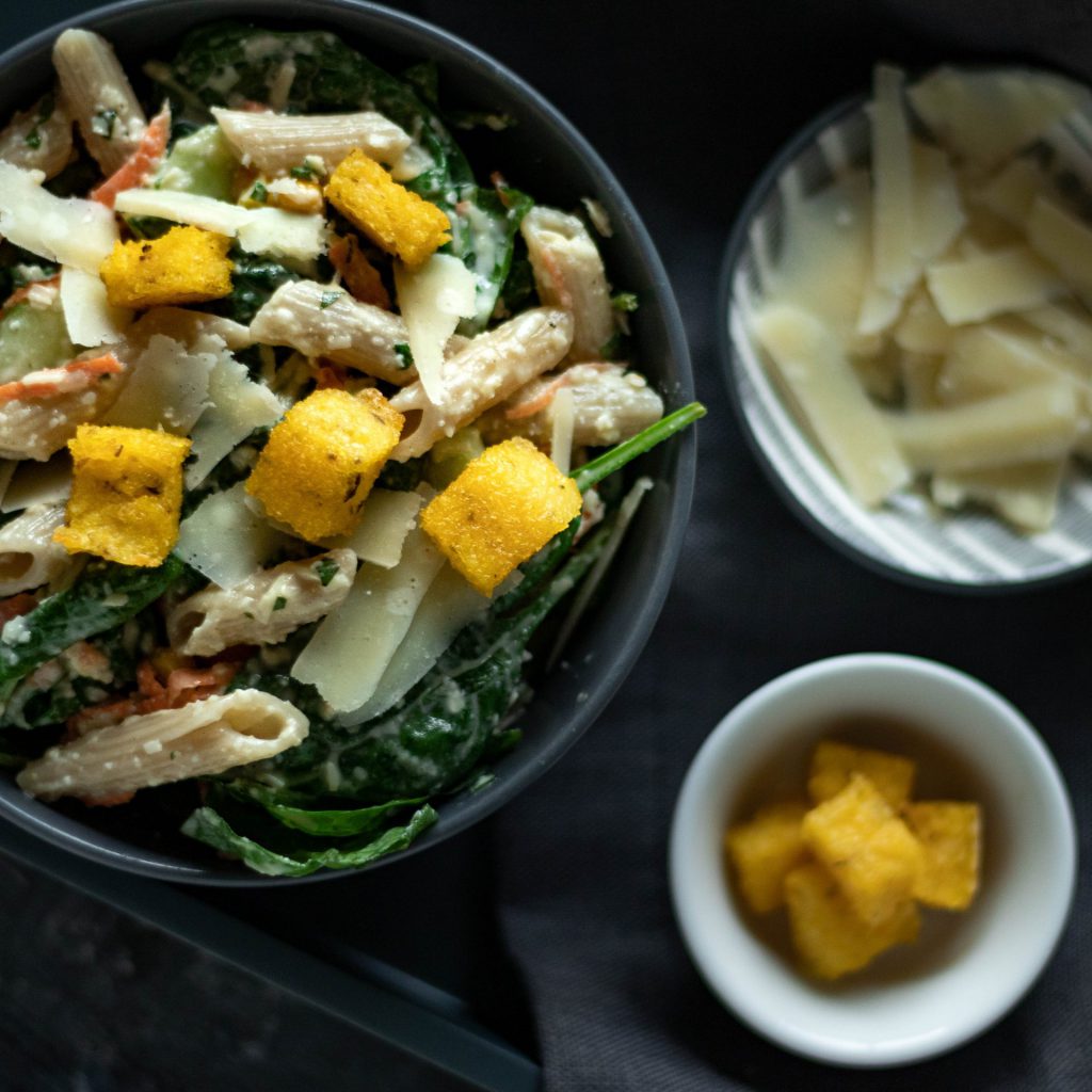 Nudelsalat mit Parmesan-Dressing und Polenta-Croutons | fructosearm, laktosefrei, zuckerfrei
