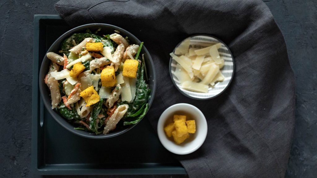 Nudelsalat mit Parmesan-Dressing und Polenta-Croutons | fructosearm, laktosefrei, zuckerfrei