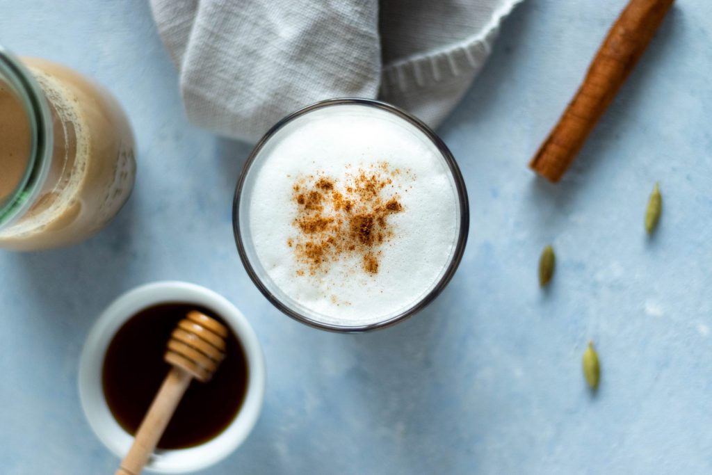 Fructosearmer, selbstgemachter Kokos-Chai-Latte
