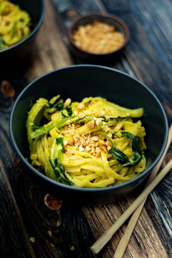 Reisnudeln mit Pak Choi und Erdnusssosse