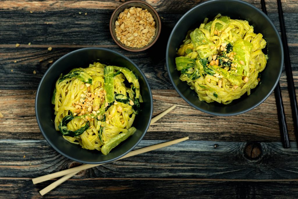 Reisnudeln mit Pak Choi und Erdnusssosse