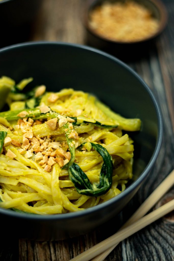 Reisnudeln mit Pak Choi und Erdnusssosse