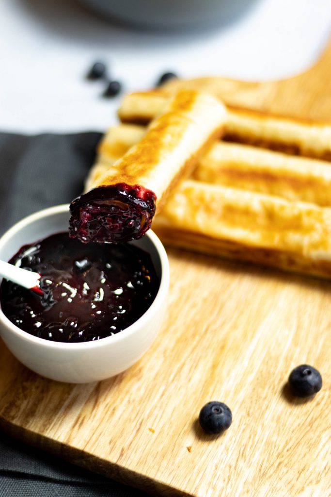 Camembert-Stangen mit Heidelbeer-Dip