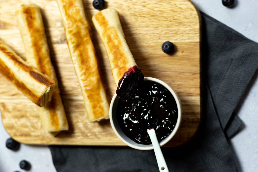 Camembert-Stangen mit Heidelbeer-Dip