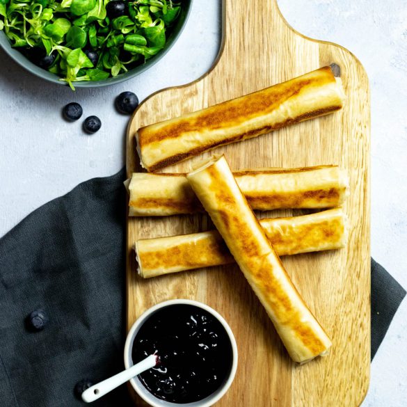 Camembert-Stangen mit Heidelbeer-Dip