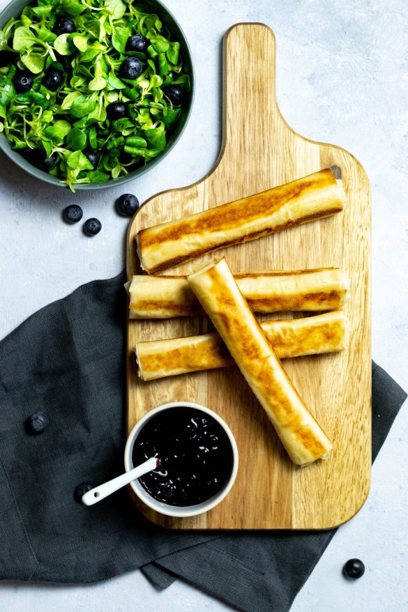 Camembert-Stangen mit Heidelbeer-Dip