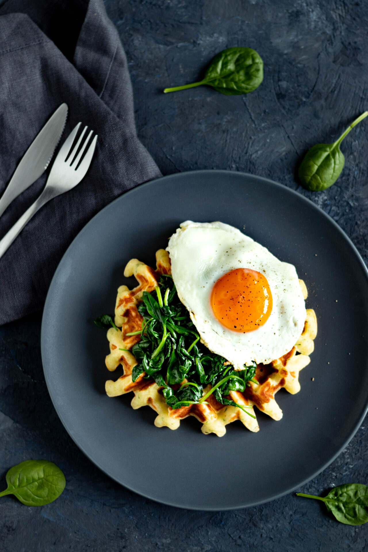 Fructosefreie Zucchini-Käse-Waffeln mit Blattspinat und Ei