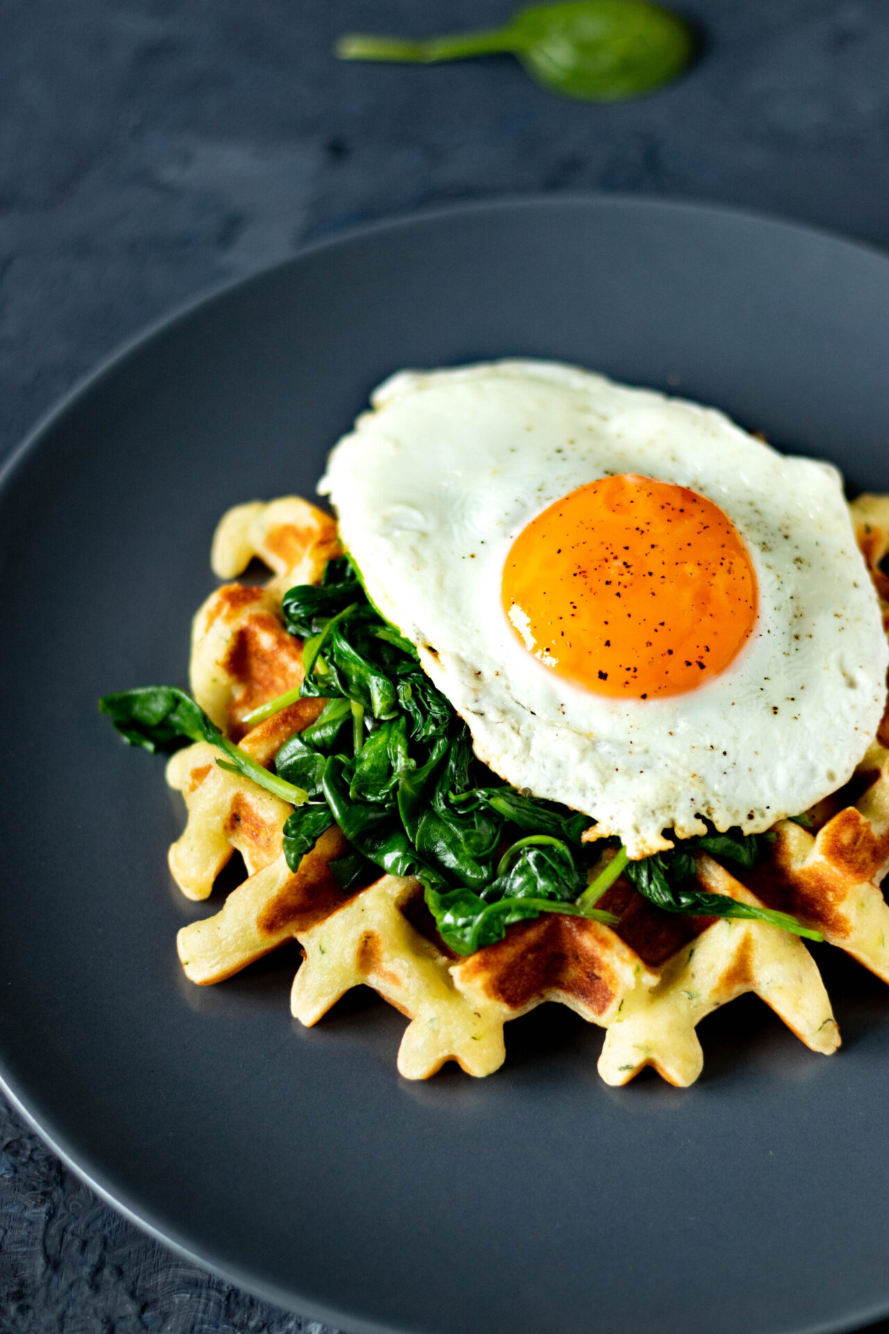 Fructosefreie Zucchini-Käse-Waffeln mit Blattspinat und Ei