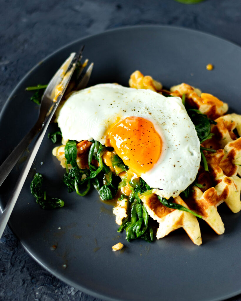 Fructosefreie Zucchini-Käse-Waffeln mit Blattspinat und Ei