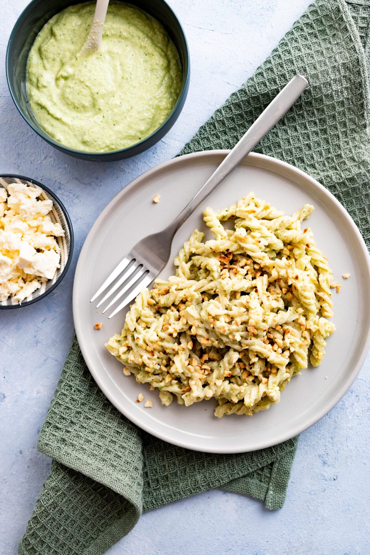 Fructosefreies Zucchini-Feta-Pesto mit Nudeln