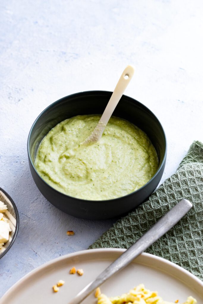 Fructosefreies Zucchini-Feta-Pesto mit Nudeln