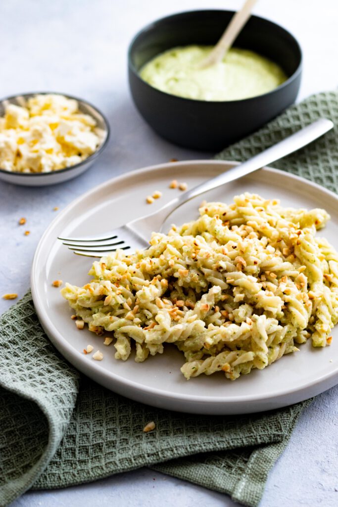 Fructosefreies Zucchini-Feta-Pesto mit Nudeln