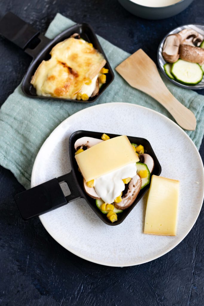 3 kreative Rezepte für herzhafte Raclette-Pfännchen: Gemüse-Pfännchen mit Zucchini, Champignons, Mais und Schmand