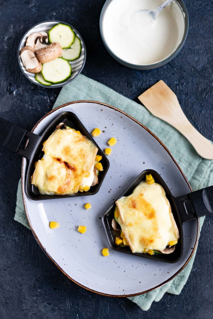 3 kreative Rezepte für herzhafte Raclette-Pfännchen: Gemüse-Pfännchen mit Zucchini, Champignons, Mais und Schmand