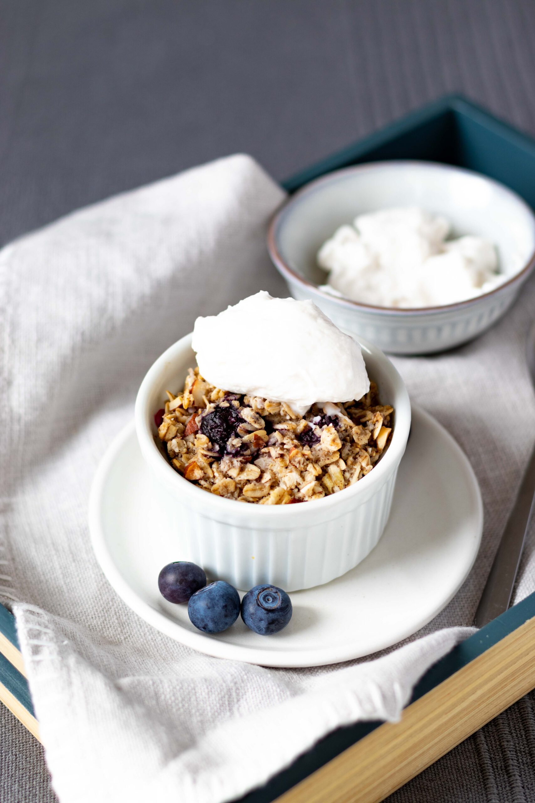 Baked Oatmeal mit Mandeln & Heidelbeeren