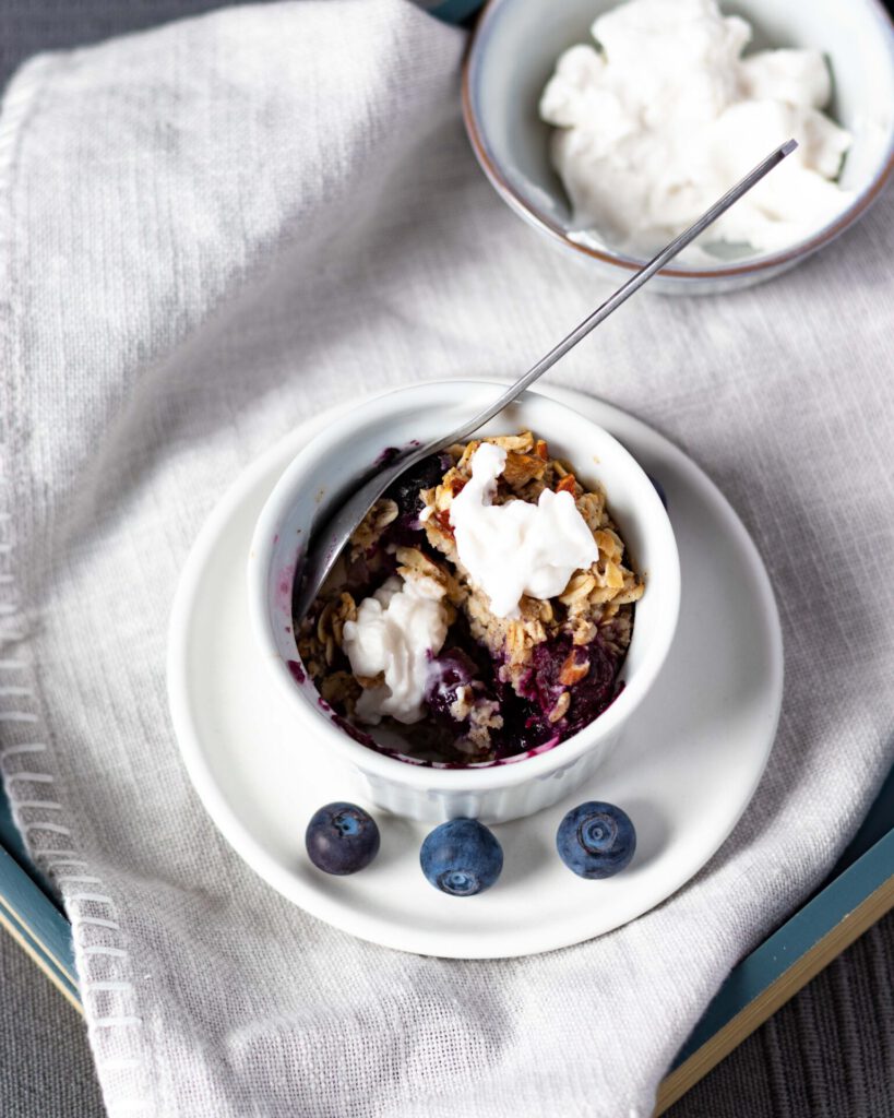 Baked Oatmeal mit Mandeln & Heidelbeeren