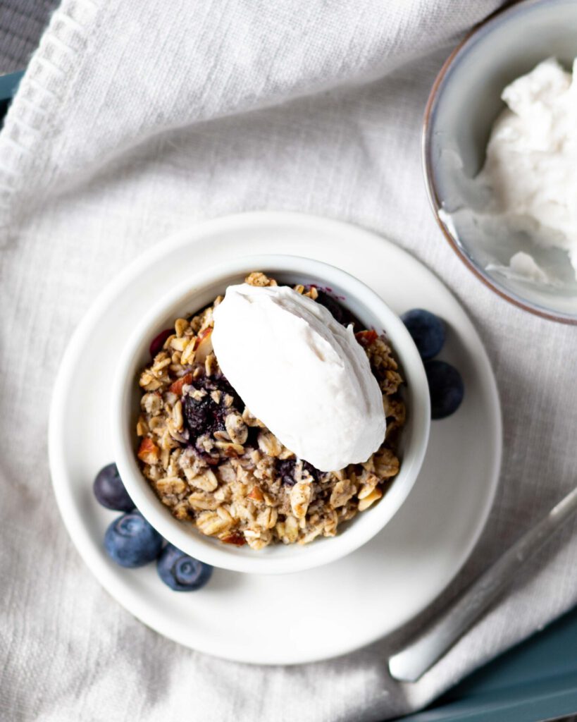 Baked Oatmeal mit Mandeln & Heidelbeeren