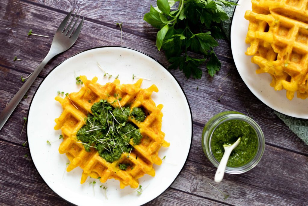 Süßkartoffel-Zucchini-Waffeln mit Kräuterpesto 