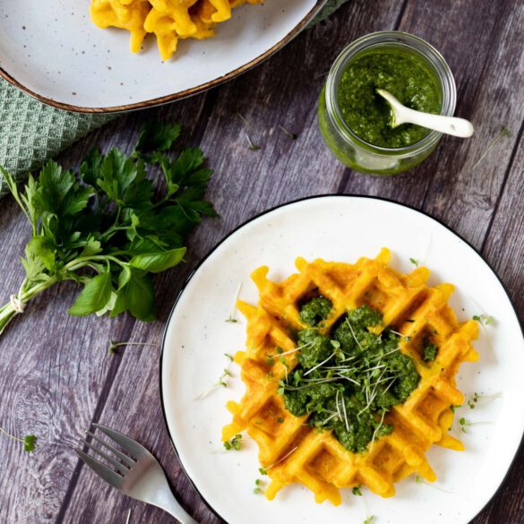 Süßkartoffel-Zucchini-Waffeln mit Kräuterpesto