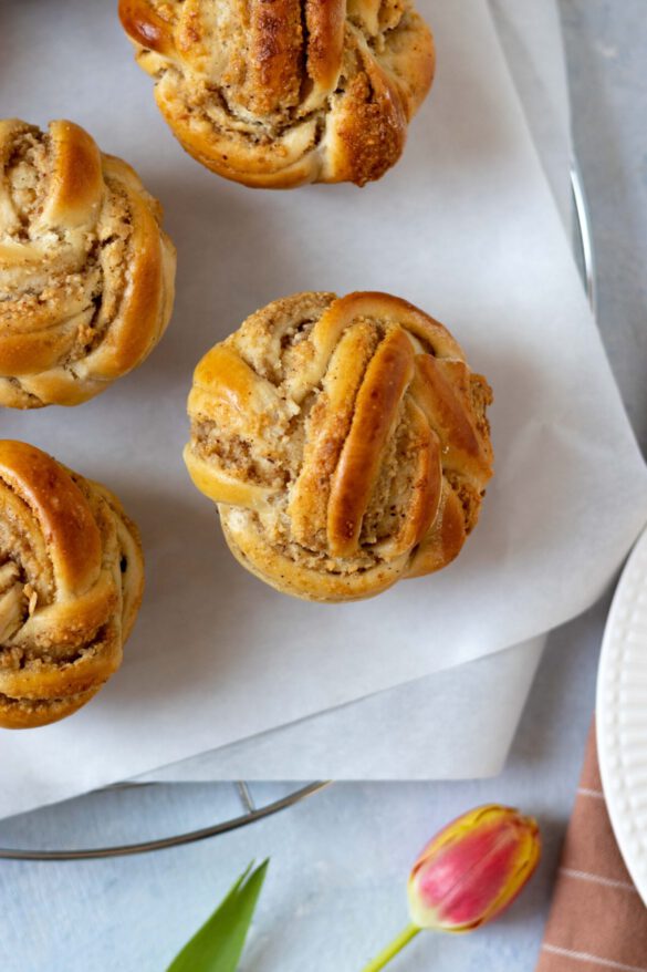 Fluffige Hefeknoten mit Nussfüllung