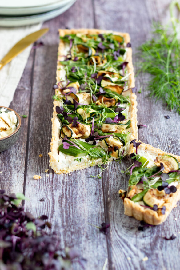 Frühlingstarte mit grünem Spargel, Zucchini und Frischkäse