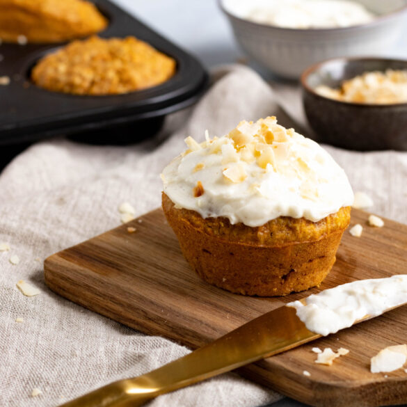 Gesunde Carrot Cake Muffins mit Frischkäse-Topping