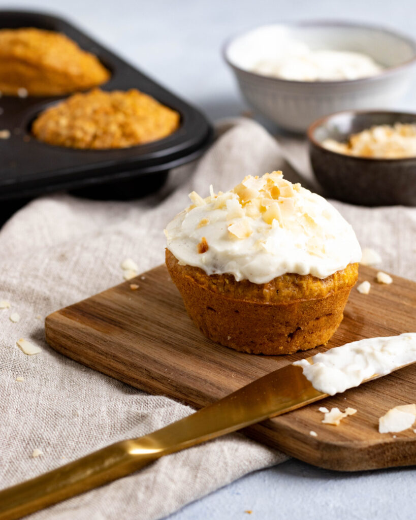 Gesunde Carrot Cake Muffins mit Frischkäse-Topping